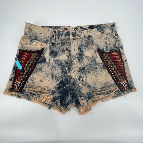 BDG Freja Mid Rise Vintage Fit Cut Off Embellished Jean Shorts Size 26 W - Picture 6 of 8
